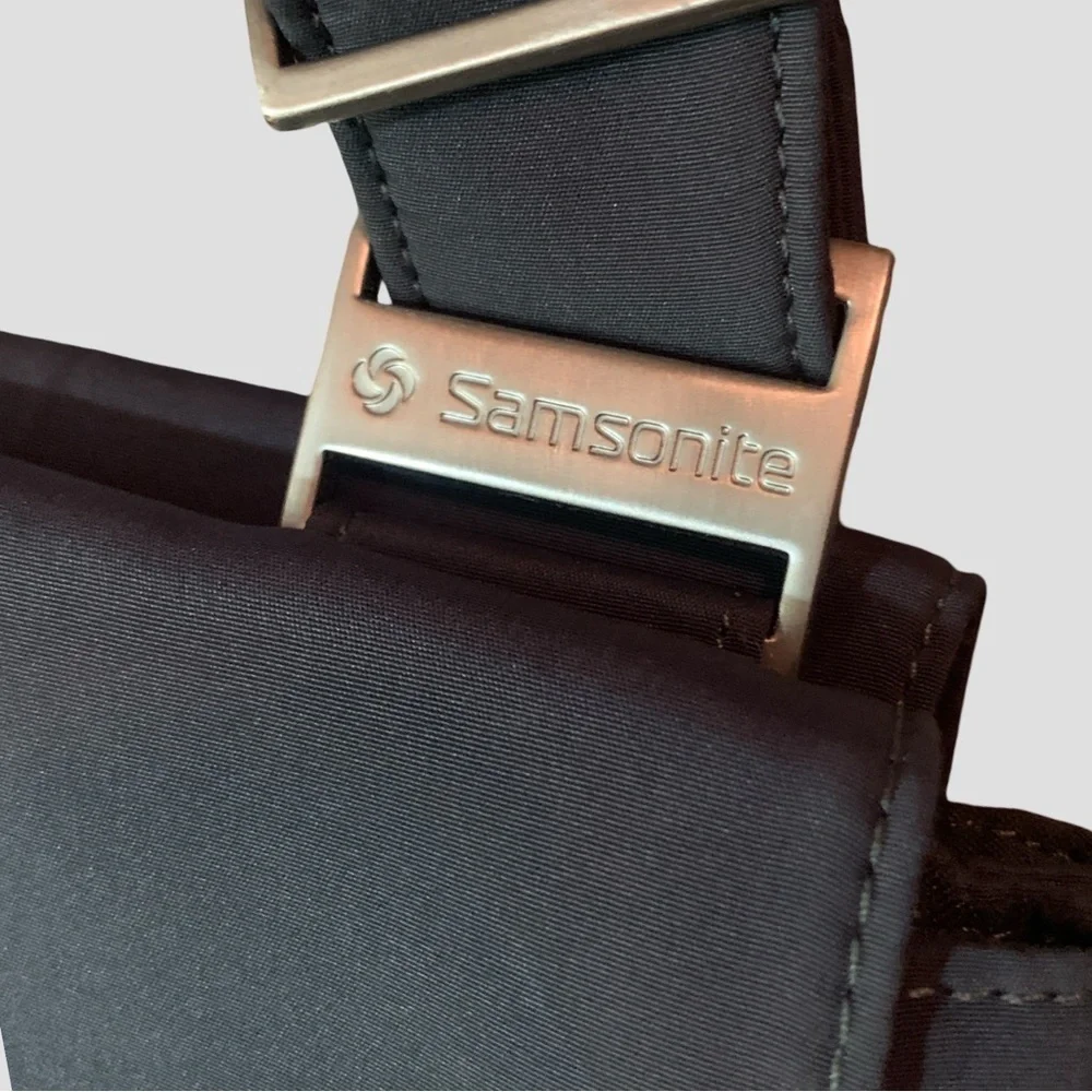 Samsonite Crossbody Travel tablet  Nylon Bag Gray With Pockets And Magnetic Snap